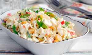 Варианты приготовления салата с крабовыми палочками и копчёной курицей