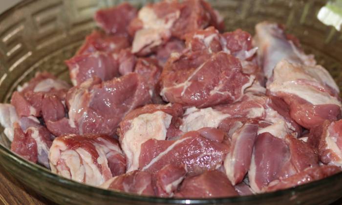 Баранина кусками в миске