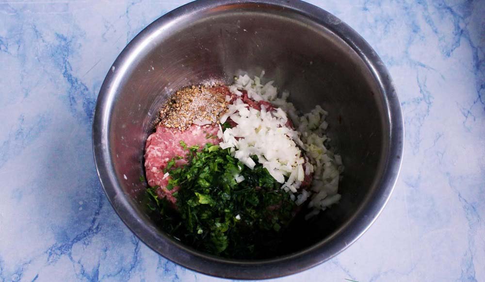Фарш, лук и кинза