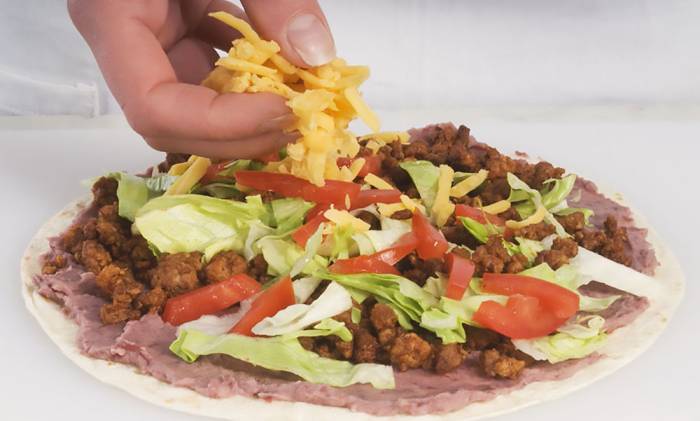Фарш с бобами, овощами и сыром на тортилье