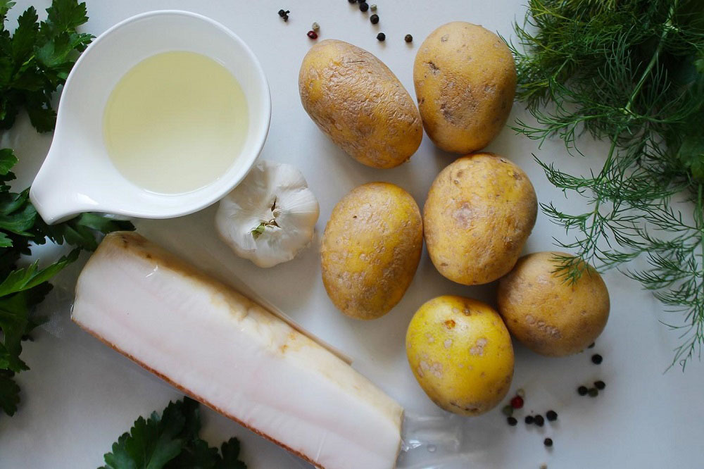 Картофель, сало и зелень
