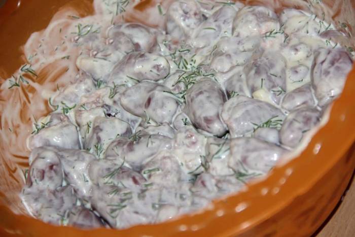 Куриные сердечки в сметане