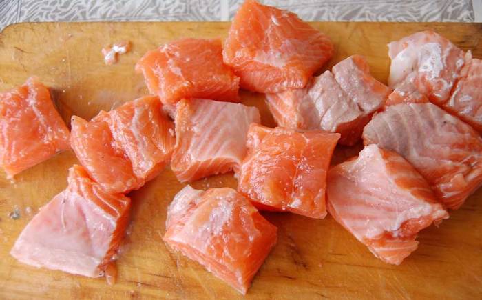 Кусочки кижуча для шашлыка