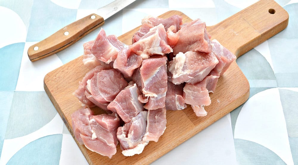 Кусочки свинины для кефирного маринада