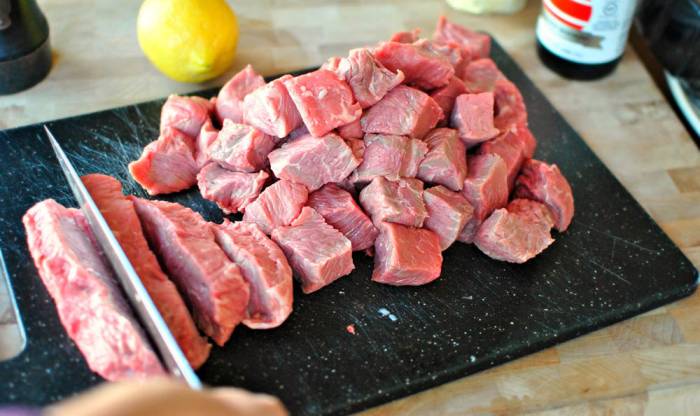 Кусочки свинины для винного маринада