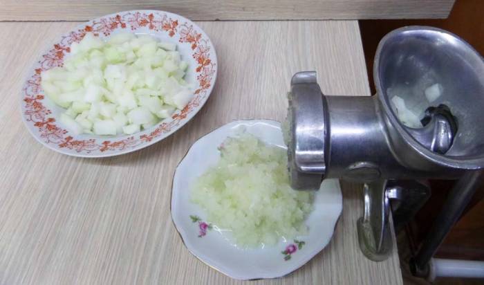 Лук через мясорубку
