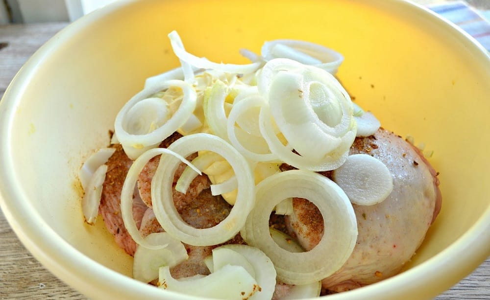 Мясо, лук и майонез