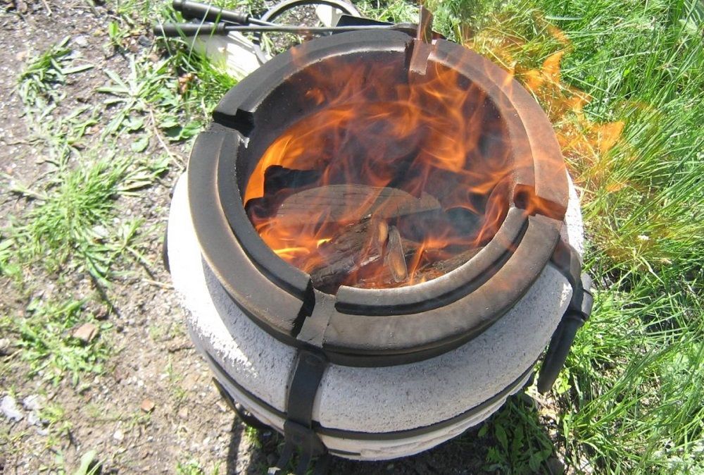 Растапливание тандыра для картофеля