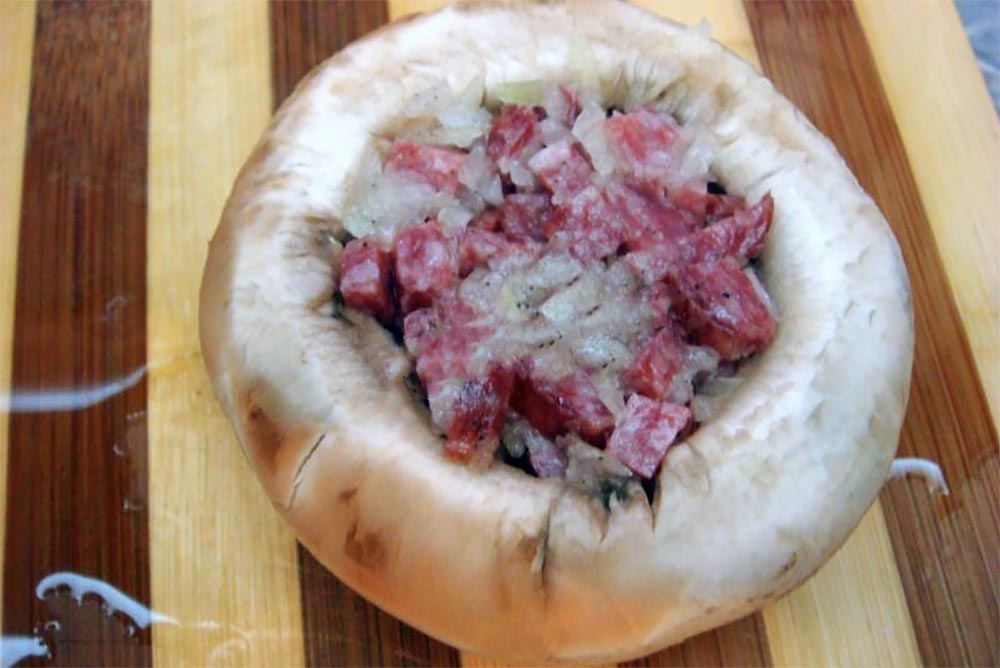 Шампиньоны с колбасой