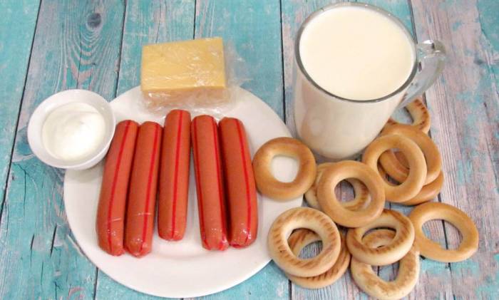 Сосиски, сушки, сыр, молоко