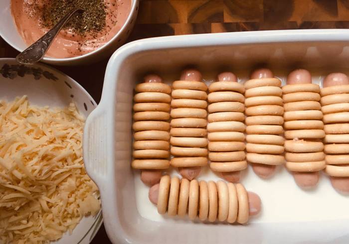 Сосиски, сушки, сыр