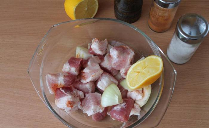 Свинина с лимоном и луком