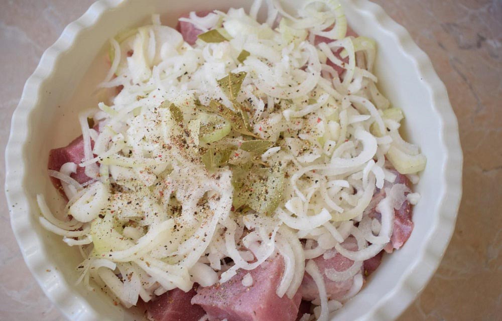 Свинина с лимоном и луком