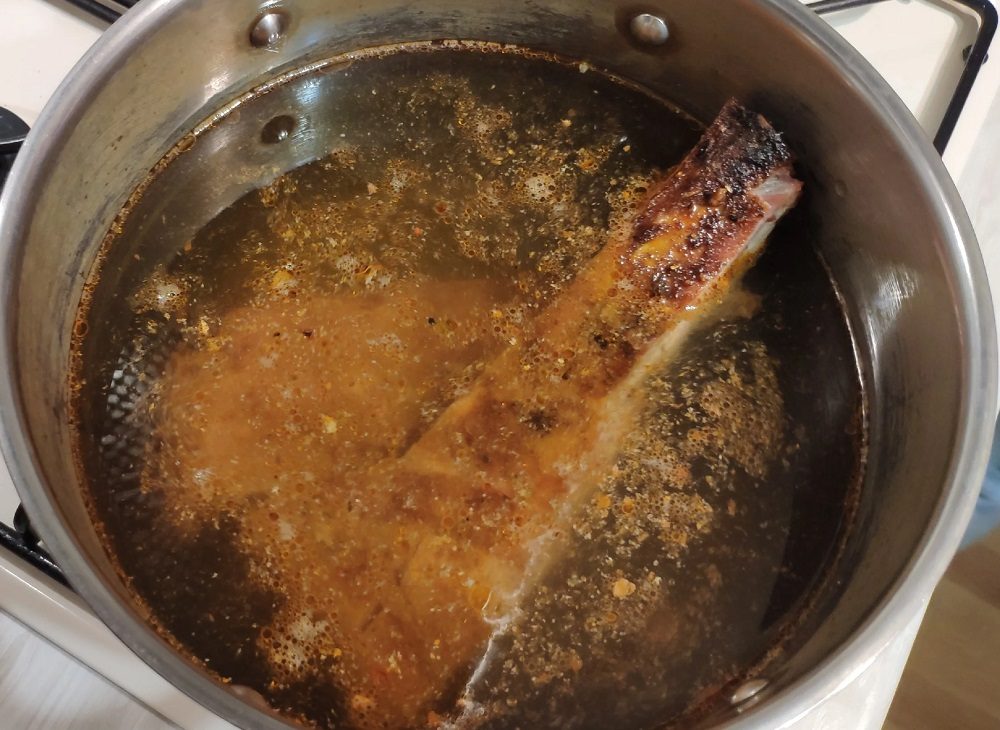 Бульон для солянки с копчёными рёбрышками и колбасой