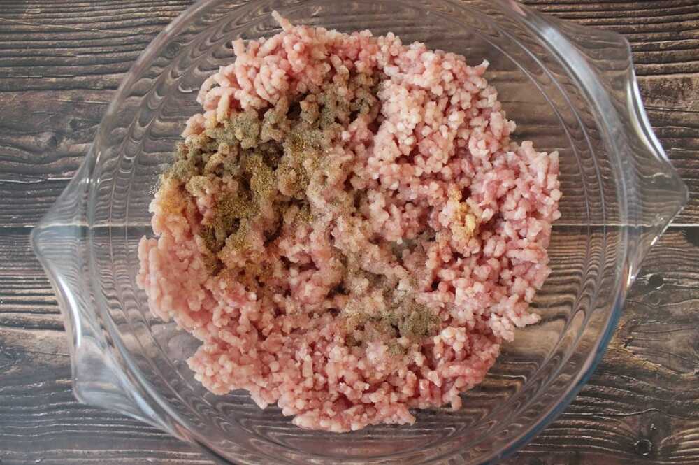 Фарш из свинины с приправами