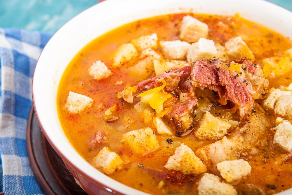 Гороховый суп с копчёной курицей, сухариками