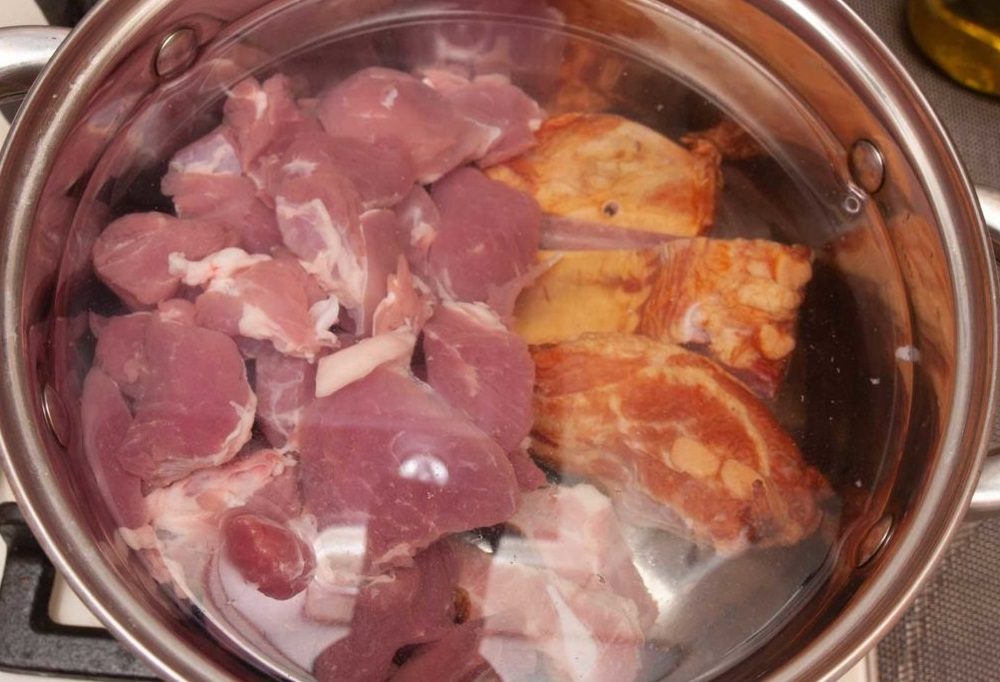 Говядина и копчёные рёбра в воде