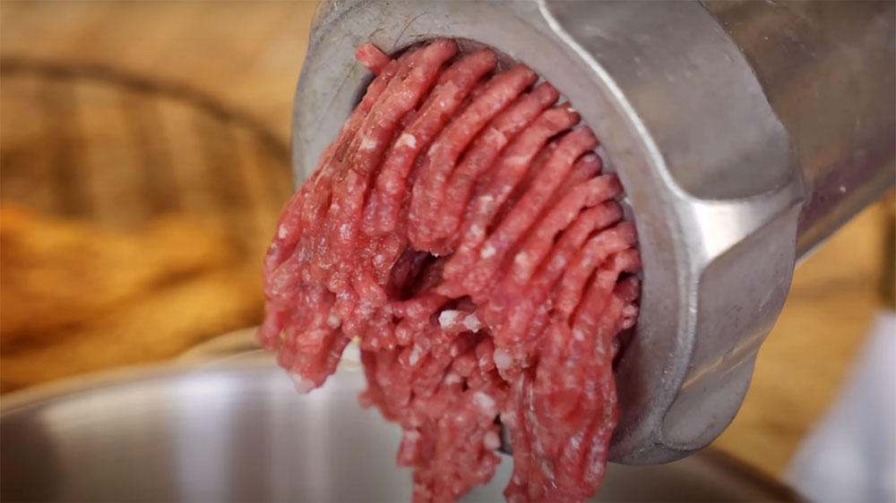Говядина в мясорубке