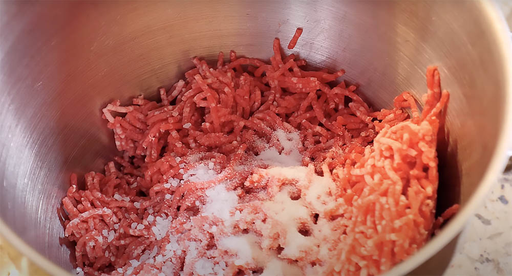 Говяжий фарш и соль