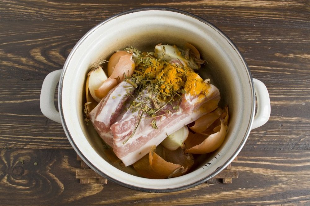 Грудинка с луковой шелухой