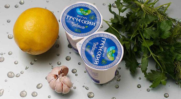 Йогурт, чеснок, зелень