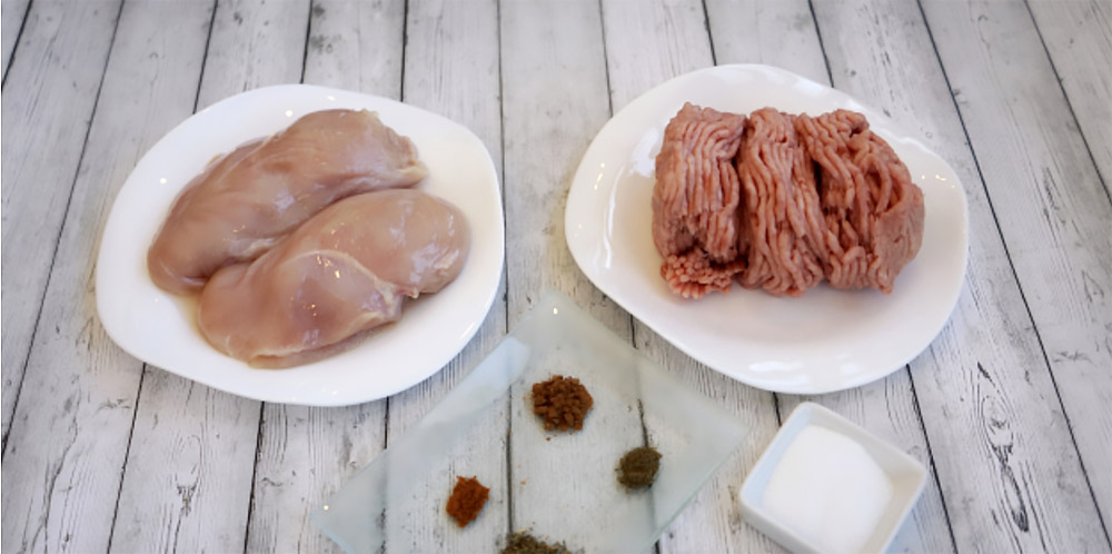 Индейка, курица, соль и специи