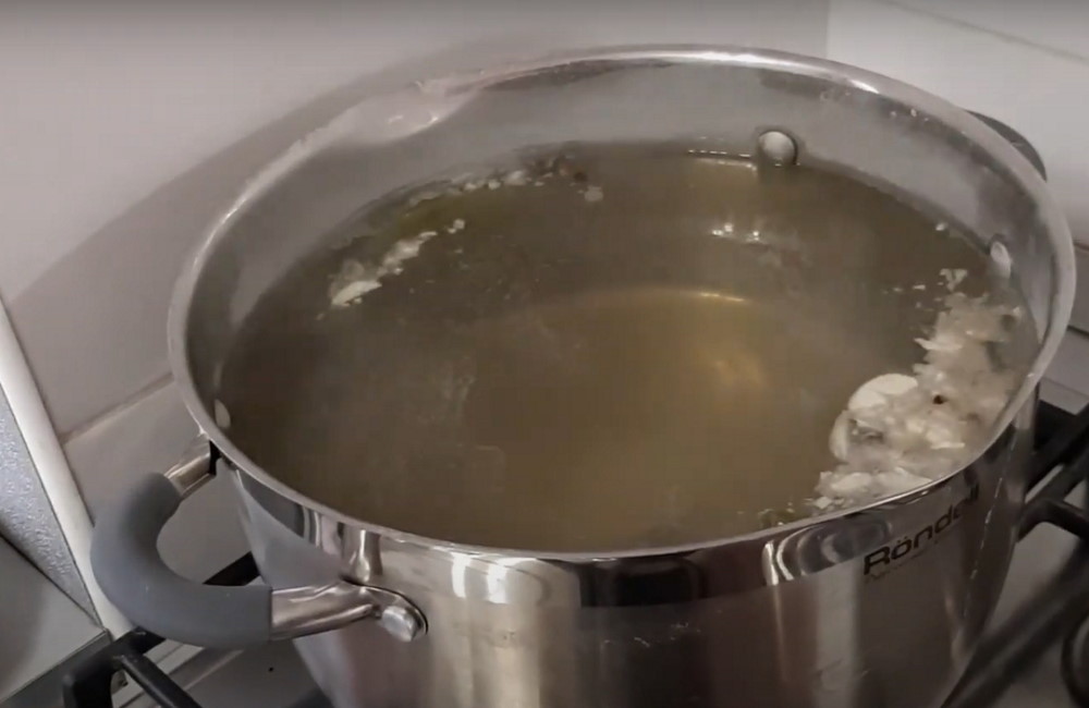 На плите кастрюля с рассолом 