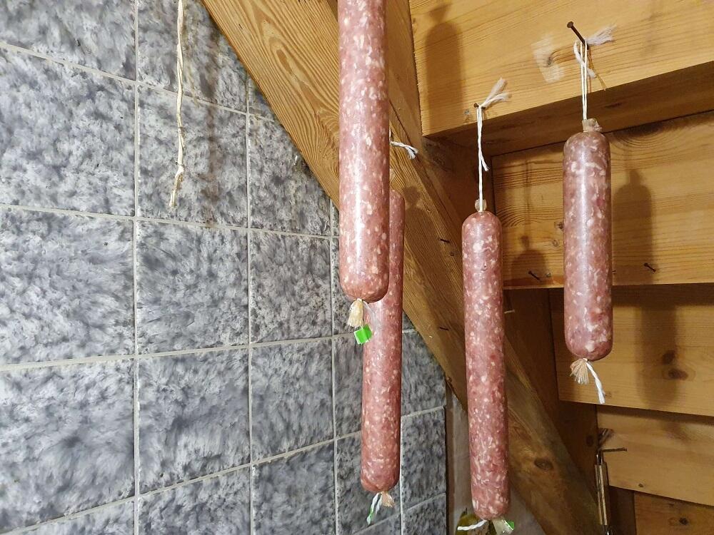 Колбаса висит на веревке