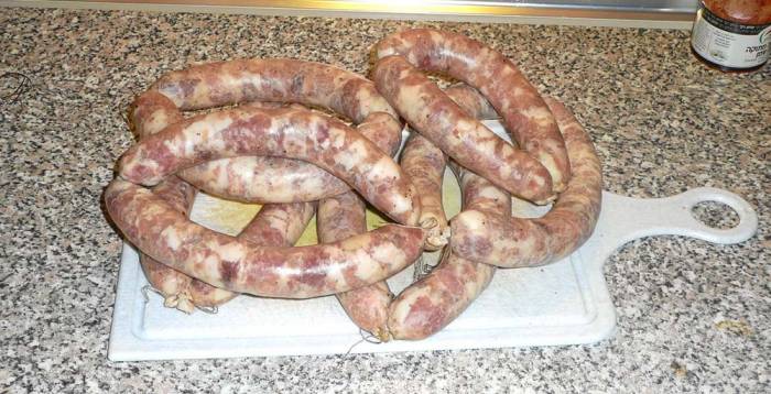 Колбаски из говядины, свинины и сала