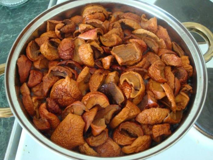 Компот из яблок в кастрюле
