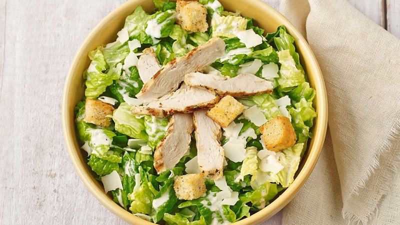 Королевский салат с копчёной курицей