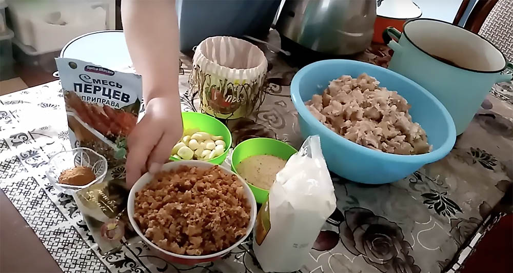 Кровь, манка, сало, чеснок, специи