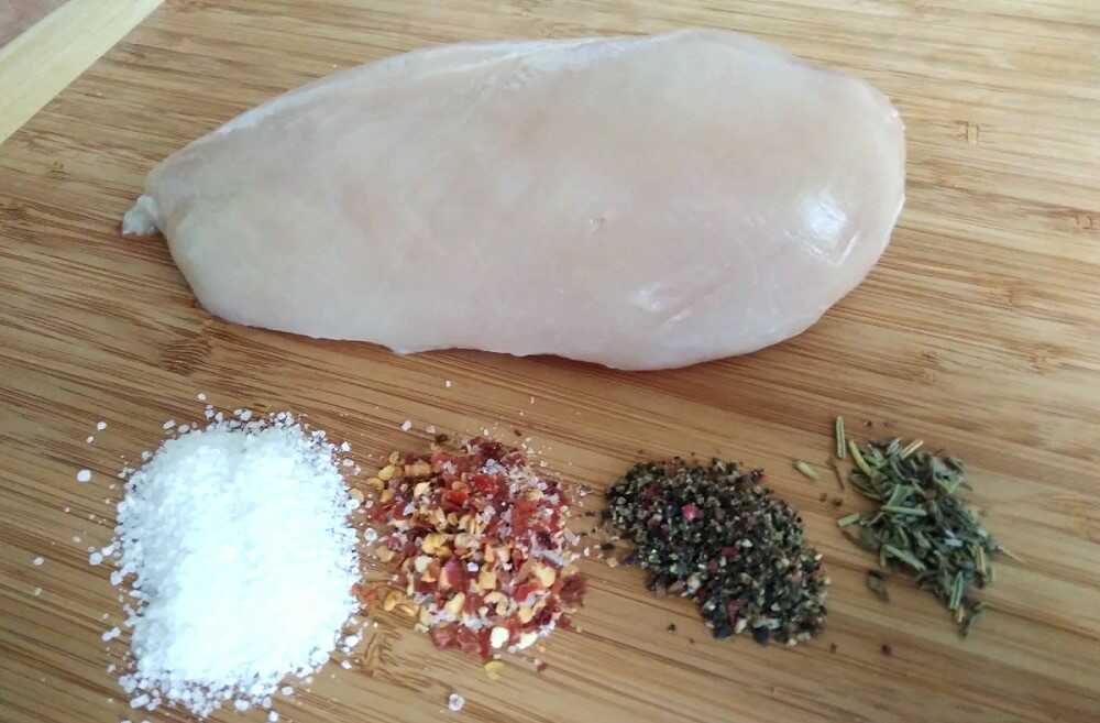 Куриное филе, соль и приправы