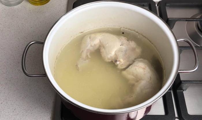 Курица в кастрюле