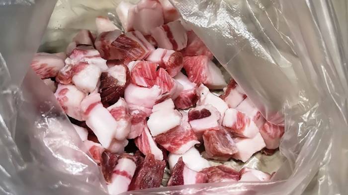Куски сала для сальчичона