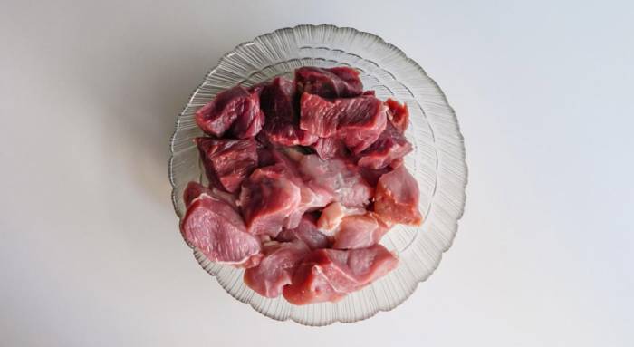Кусочки свинины и говядины