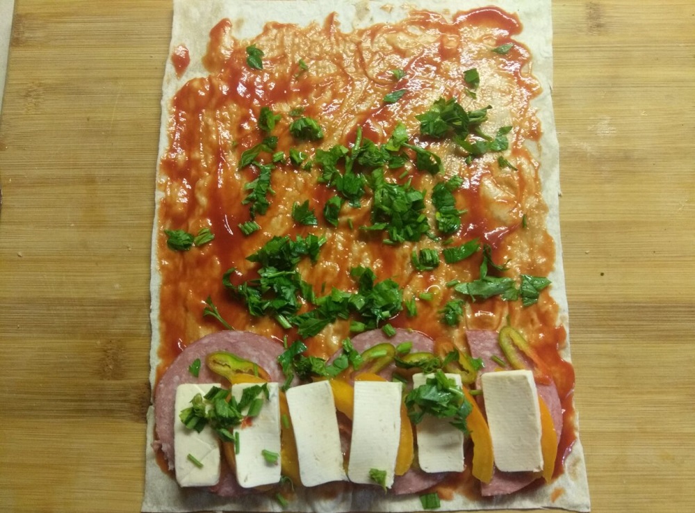 Лаваш с колбасой и соусом
