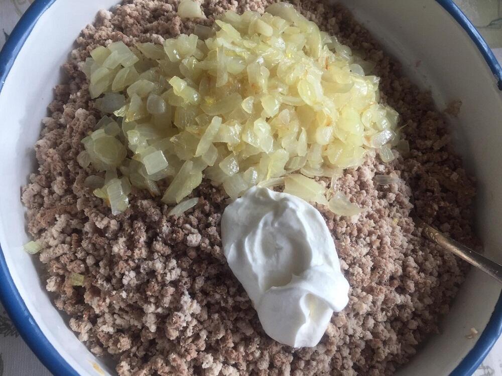 Ливерный фарш с луком и сметаной