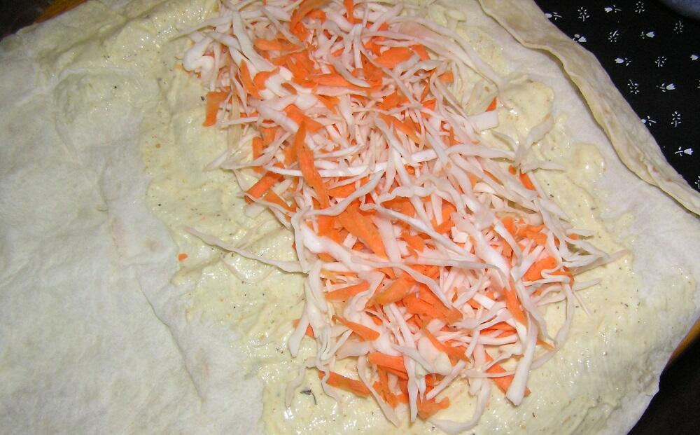 Морковка и капуста на лаваше