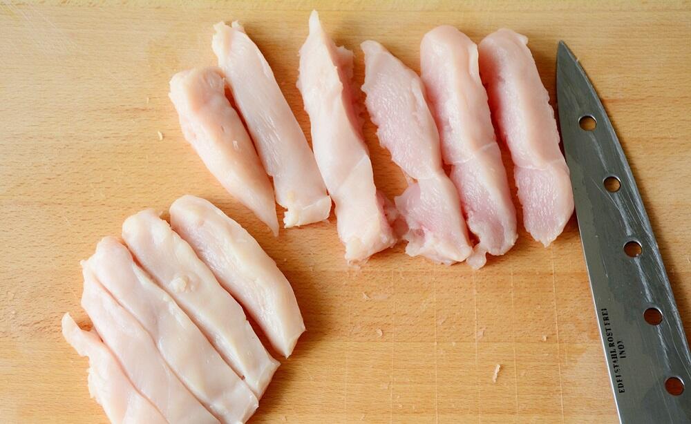 Нарезанная полосками грудка