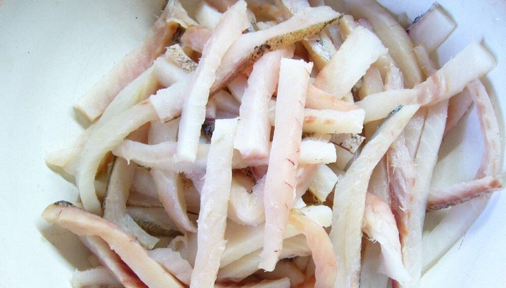 Нарезанная соломкой рыба