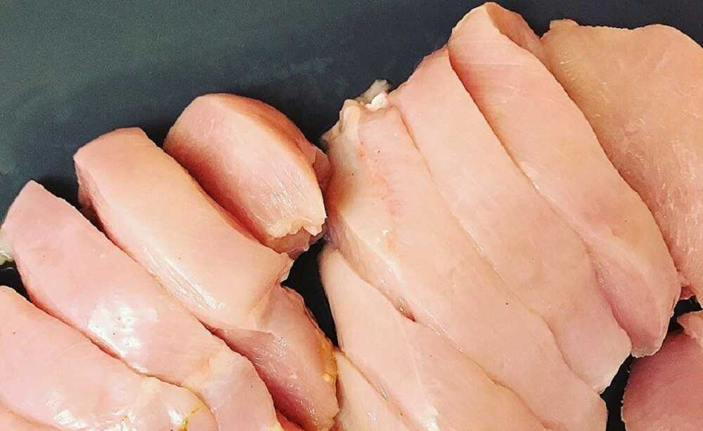 Нарезанная свежая куриная грудка