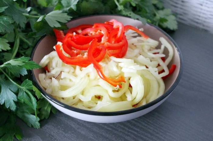 Нарезанные полукольцами лук и перец