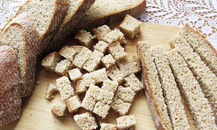 Нарезанный кубиками черный хлеб