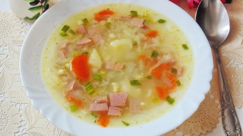 Овощной суп с колбасой