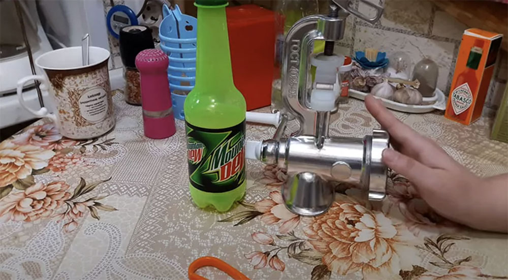 Пластиковая бутылка и мясорубка