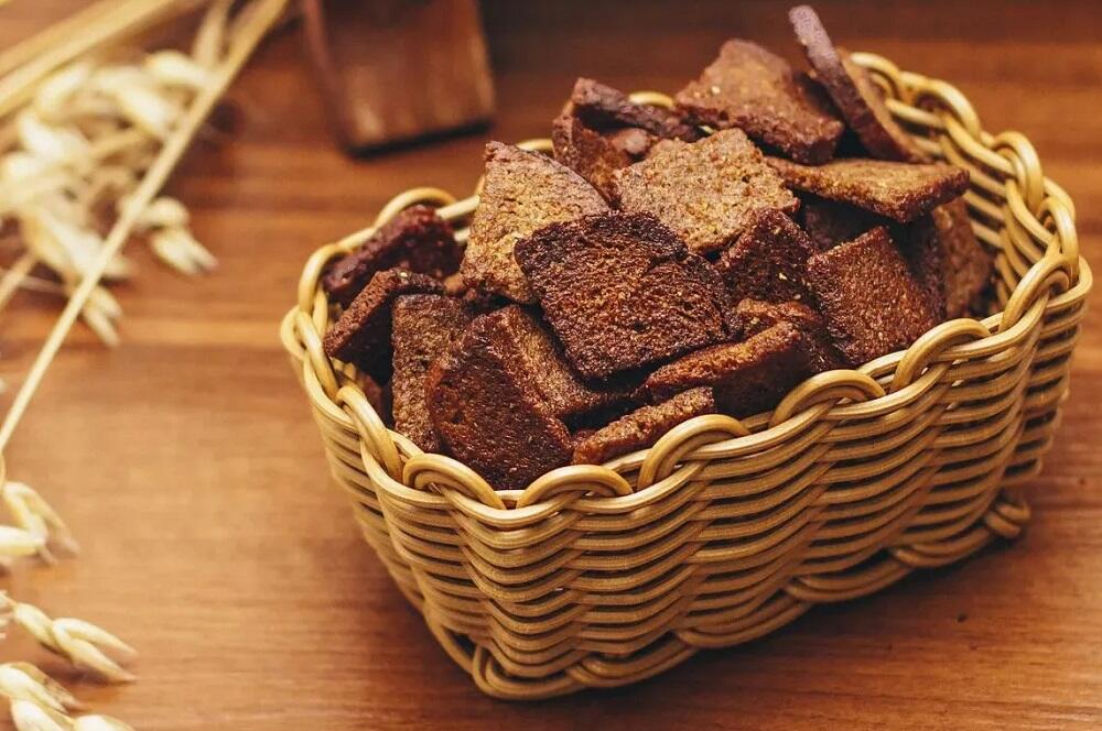 Плетеная корзинка с гренками