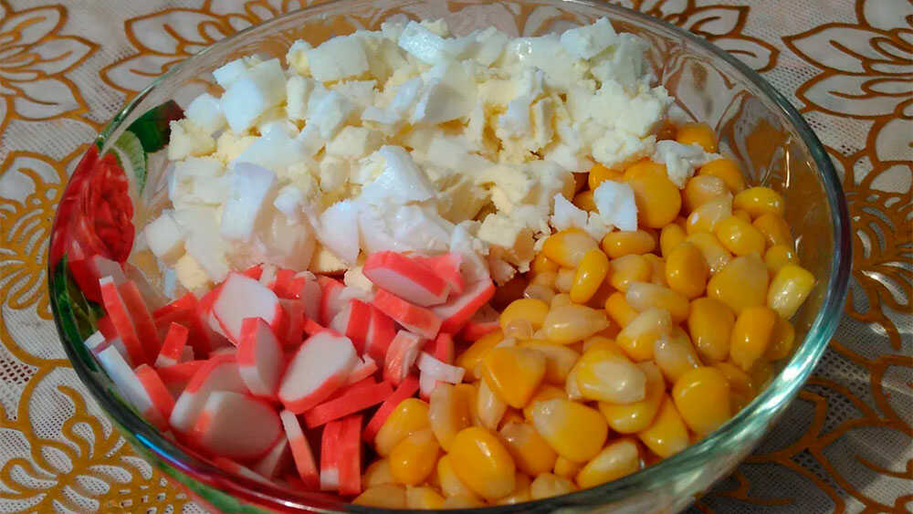 Крабовые палочки, кукуруза и яйцо