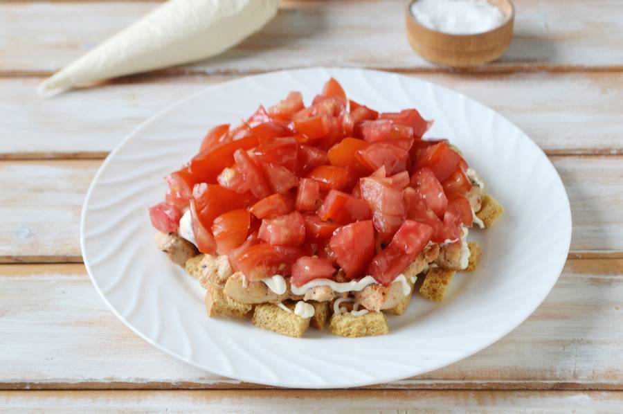 Помидорный слой салата с копчёной курицей