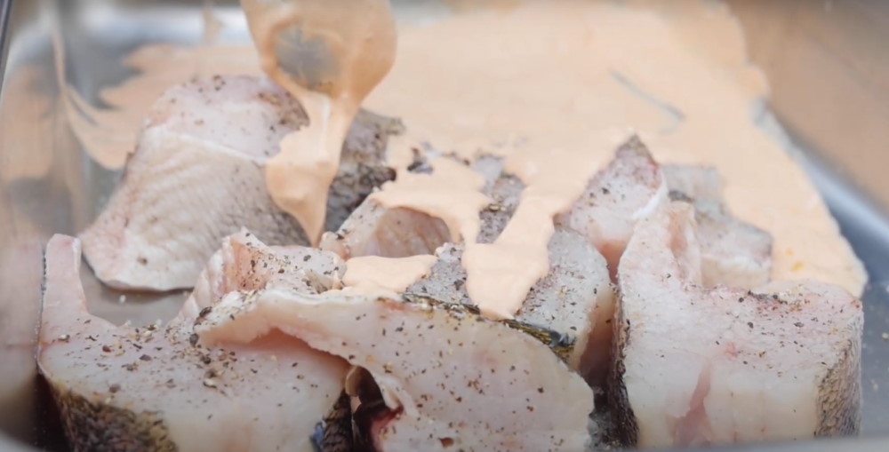 Кусочки уже в тарелке и залиты маринадом